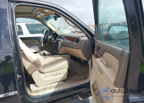 2010 Chevrolet Tahoe Ltz z USA, uszkodzony, nr VIN 1GNUCCE00AR240897